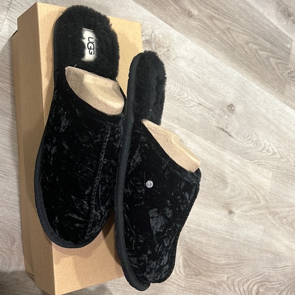 𝅺UGG Slippers black velvet women’s - Picture 5 of 5
